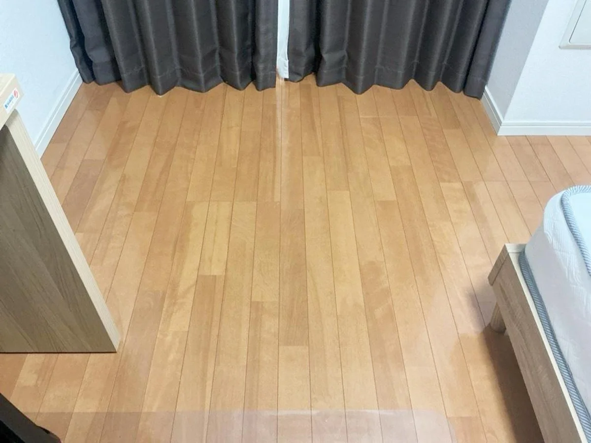 写真はお部屋のイメージです。ラグなどの室内装飾はございません。