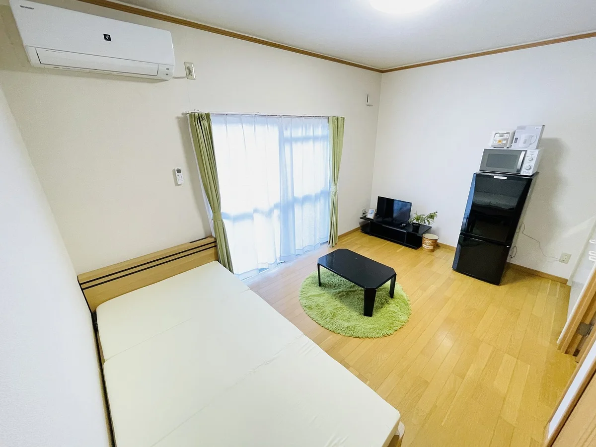 温かい雰囲気のお部屋！自宅で暮らすような空間が魅力的♪出張の方はもちろん、学生さんや観光でいらっしゃる方にもSマンスーのお部屋は家具・家電・備品の充実度が高いため大変ご好評いただいております。