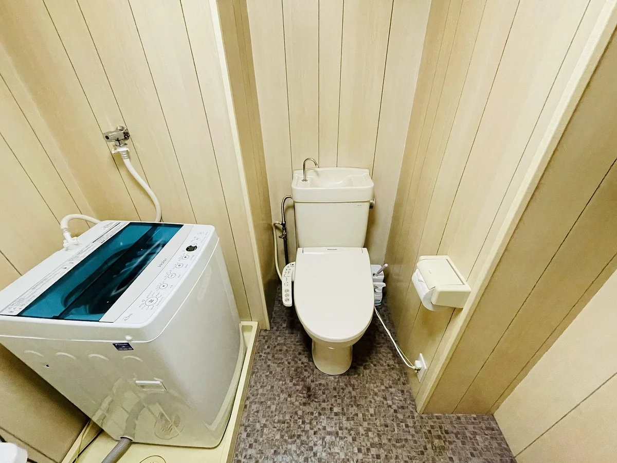 ウォシュレットつきのトイレです。老若男女皆様に安心してご利用いただけますね☆トイレにもトイレ用洗剤とトイレ用ブラシをご用意しておりますので長期ご利用の場合の気になる汚れなどもお掃除して頂けます＾＾