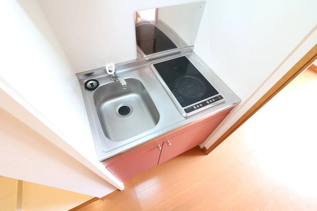 お掃除らくらくの２口ラジエントヒーターを採用