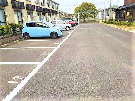 敷地内駐車場　空車状況はお問合せ下さい。