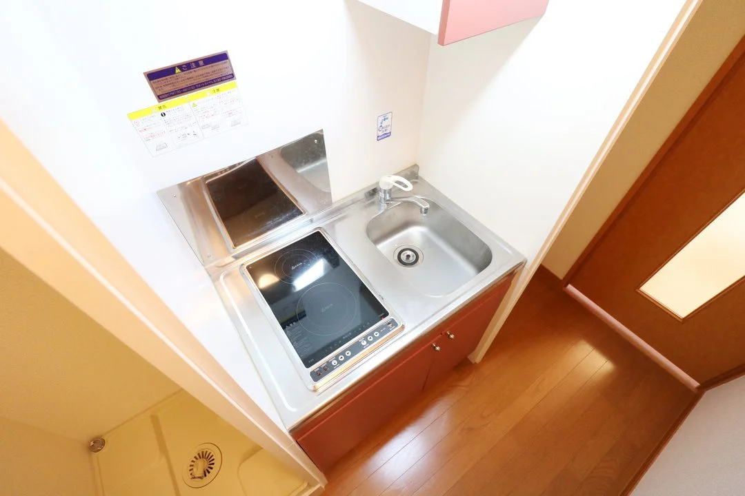 お掃除らくらくの２口ラジエントヒーターを採用