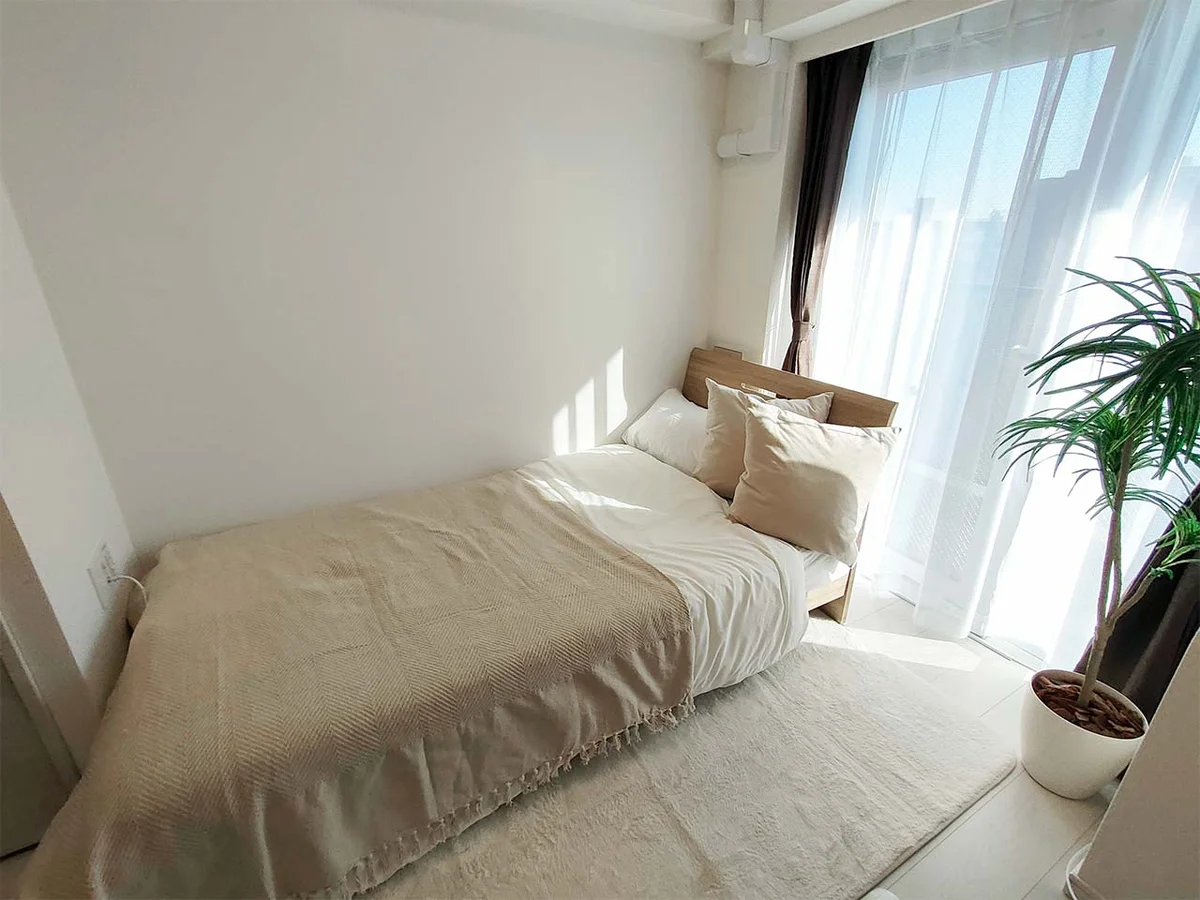 写真はお部屋のイメージです。ラグなどの室内装飾はございません。