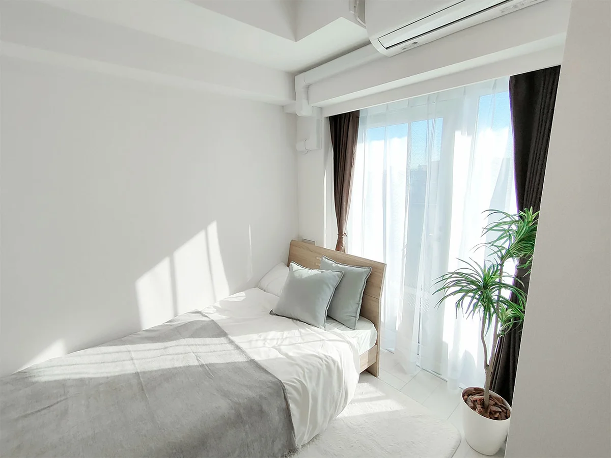 写真はお部屋のイメージです。ラグなどの室内装飾はございません。