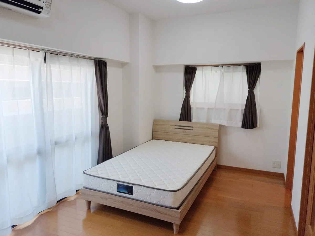 写真はお部屋のイメージです。ラグなどの室内装飾はございません。