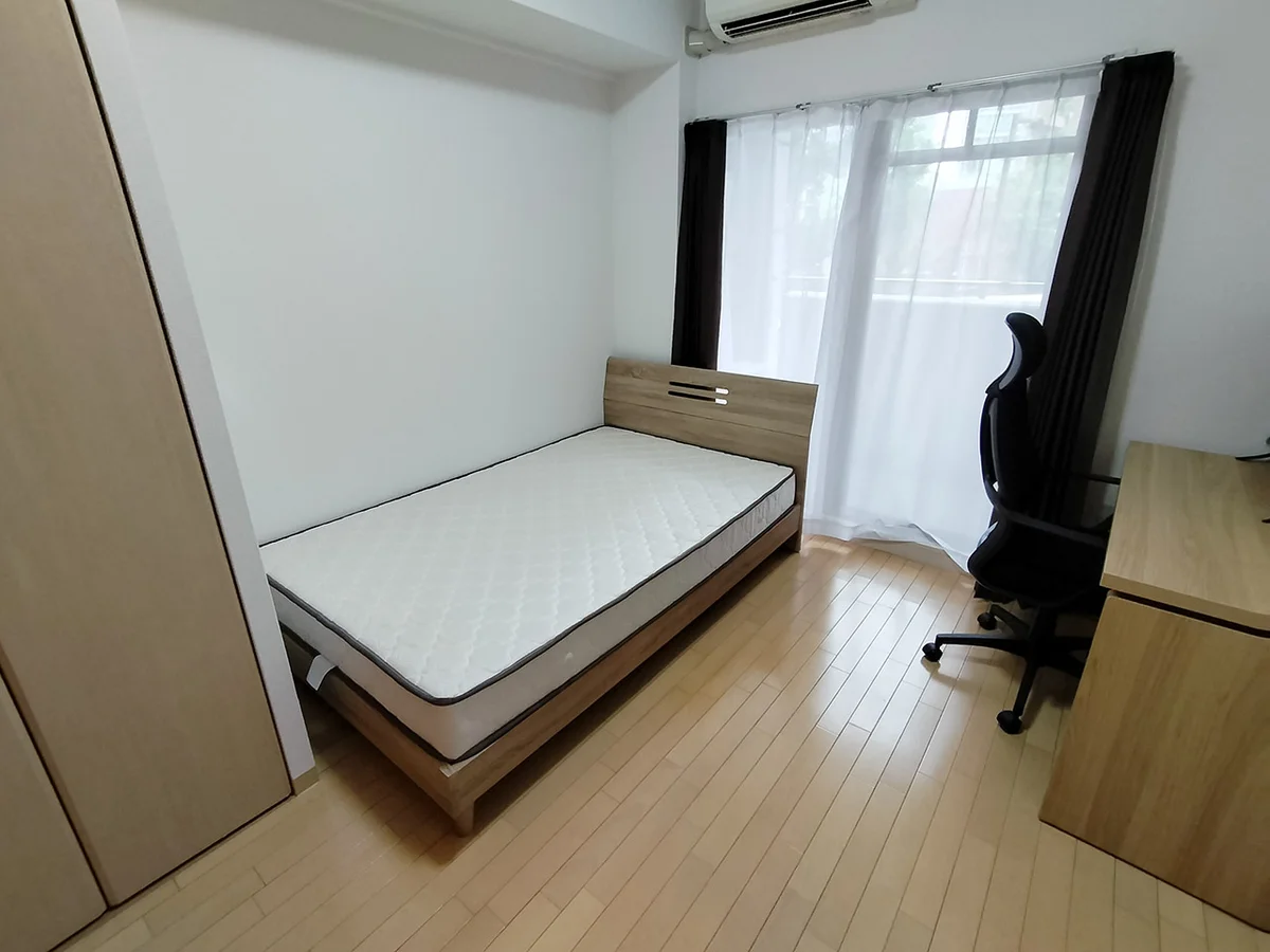 写真はお部屋のイメージです。ラグなどの室内装飾はございません。