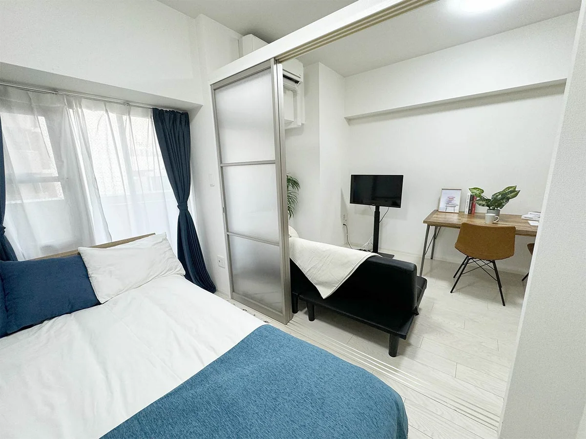 写真はお部屋のイメージです。ラグなどの室内装飾はございません。