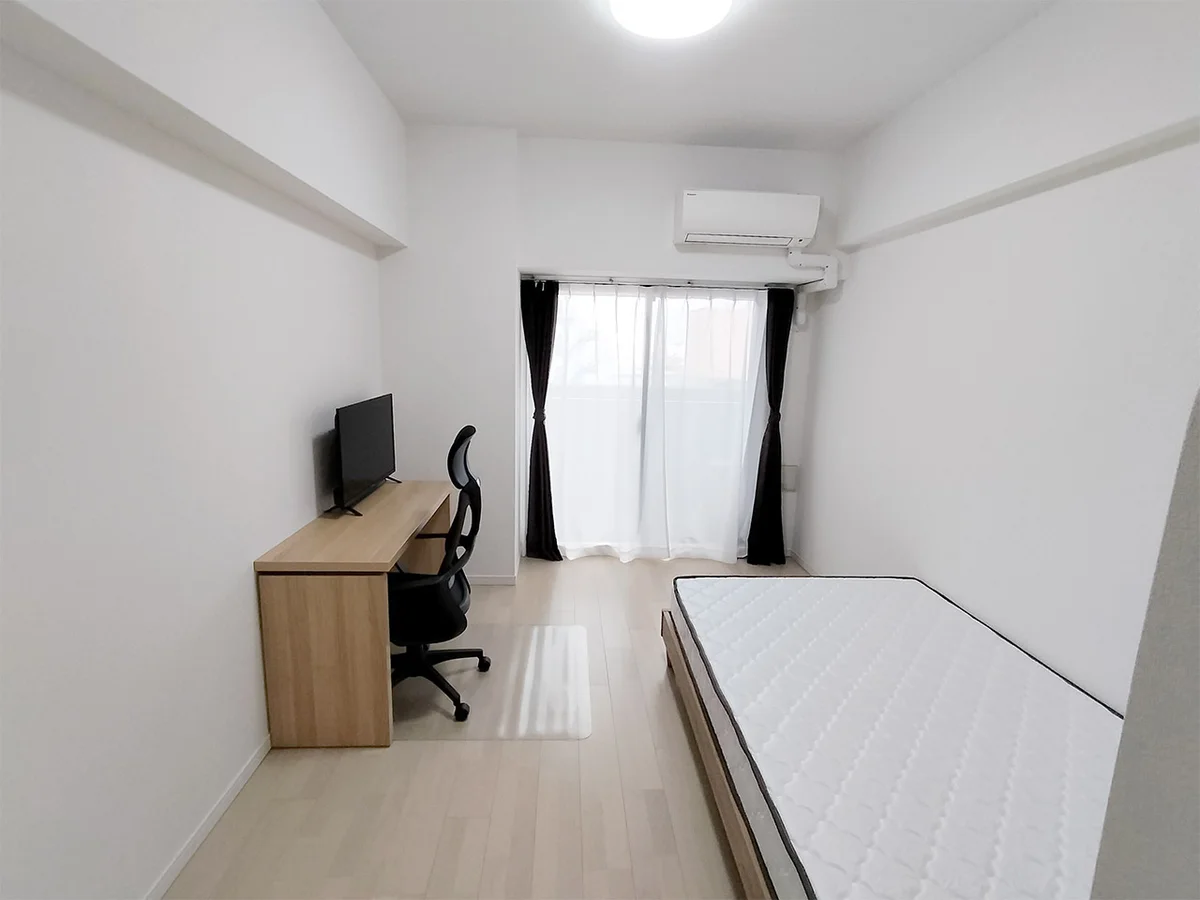 写真はお部屋のイメージです。ラグなどの室内装飾はございません。