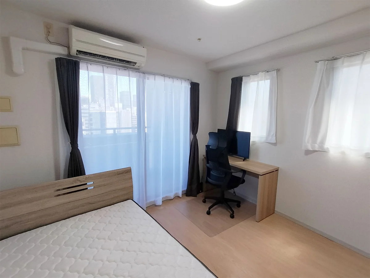 写真はお部屋のイメージです。ラグなどの室内装飾はございません。