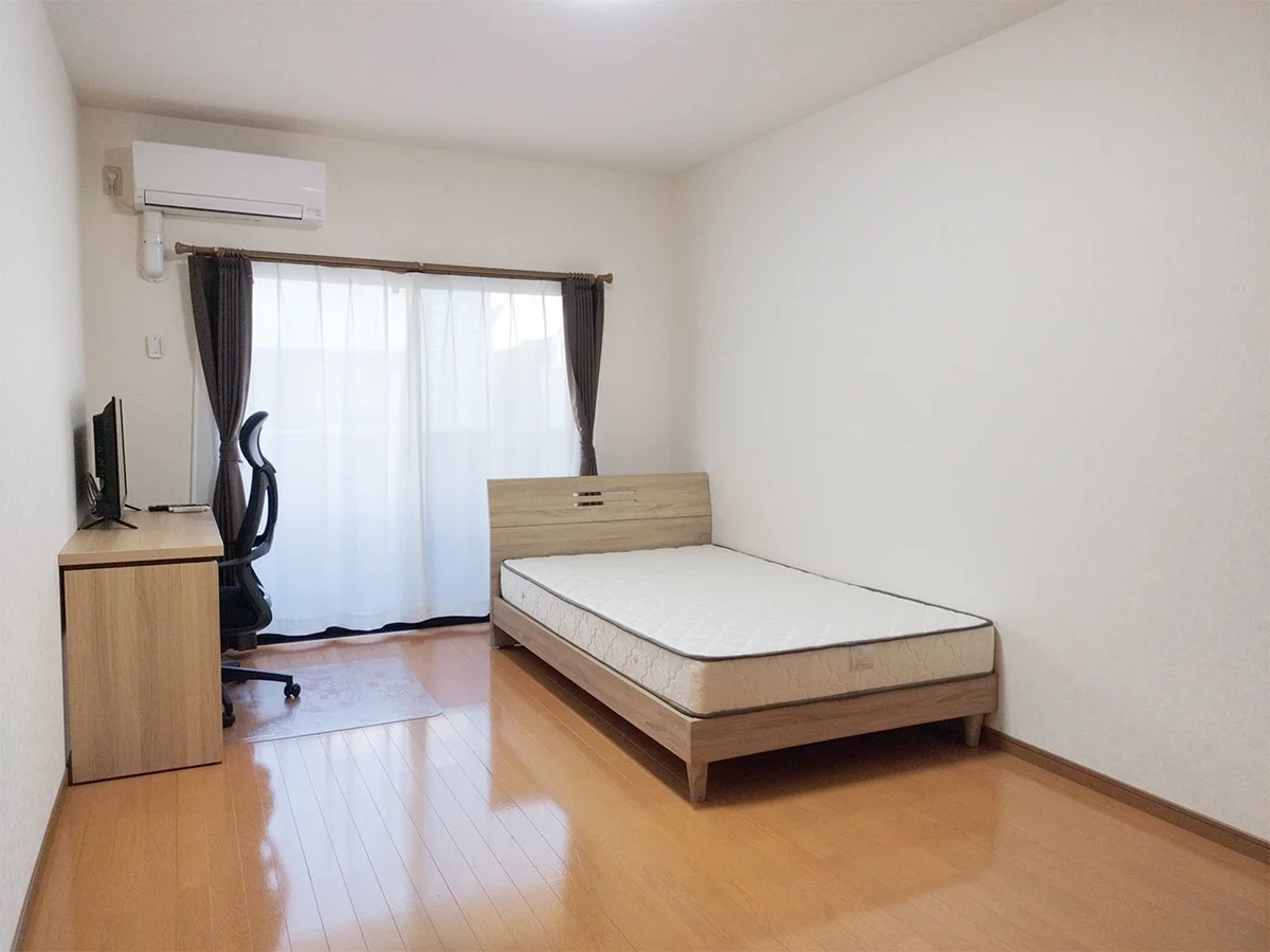写真はお部屋のイメージです。ラグなどの室内装飾はございません。