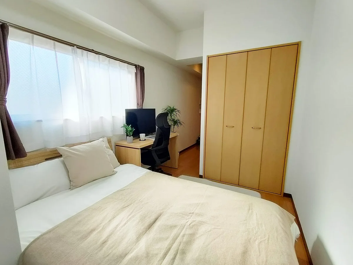 写真はお部屋のイメージです。ラグなどの室内装飾はございません。