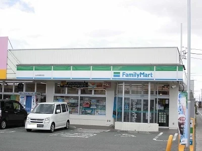 ファミリーマートまで180m