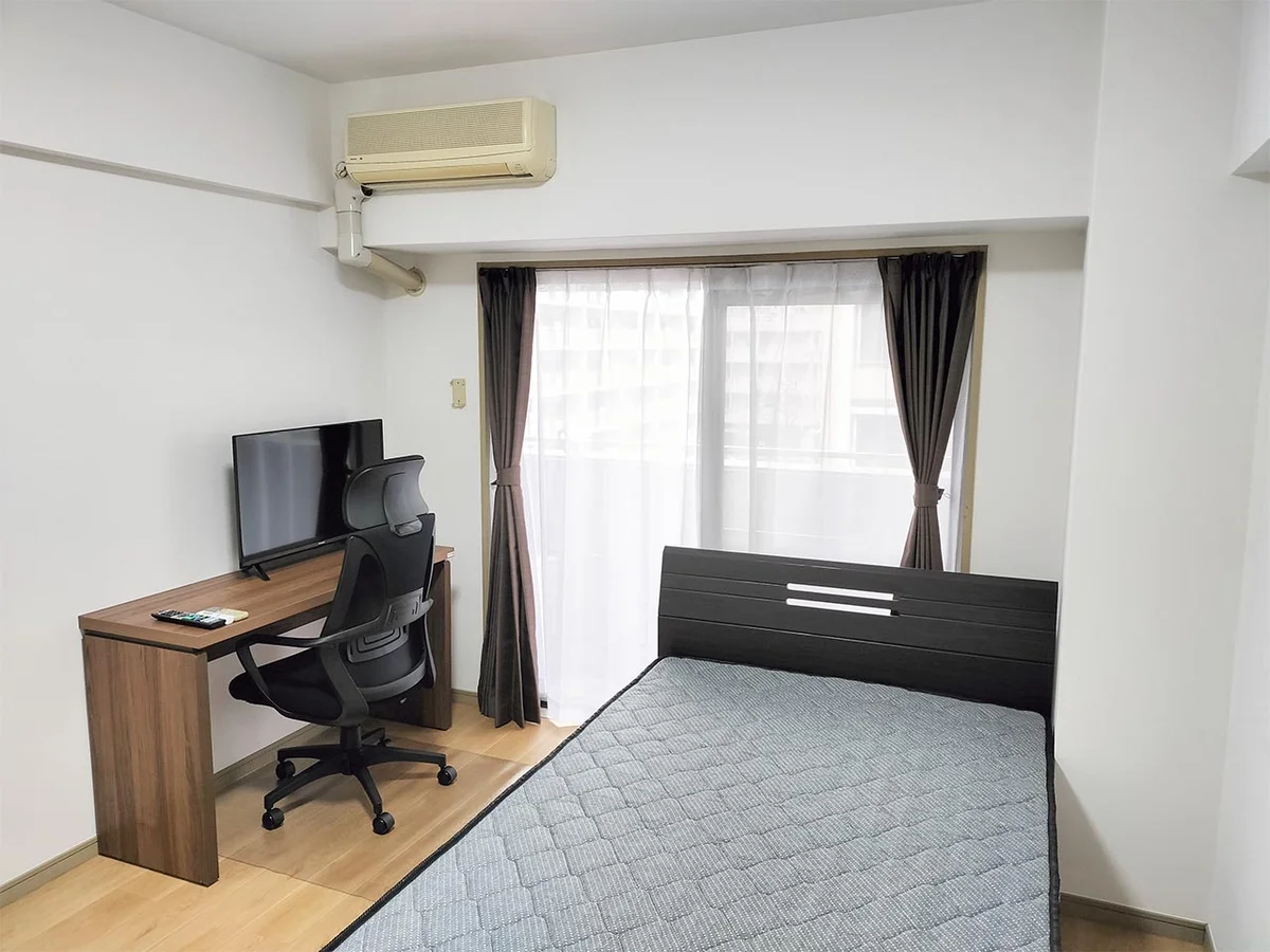 写真はお部屋のイメージです。ラグなどの室内装飾はございません。