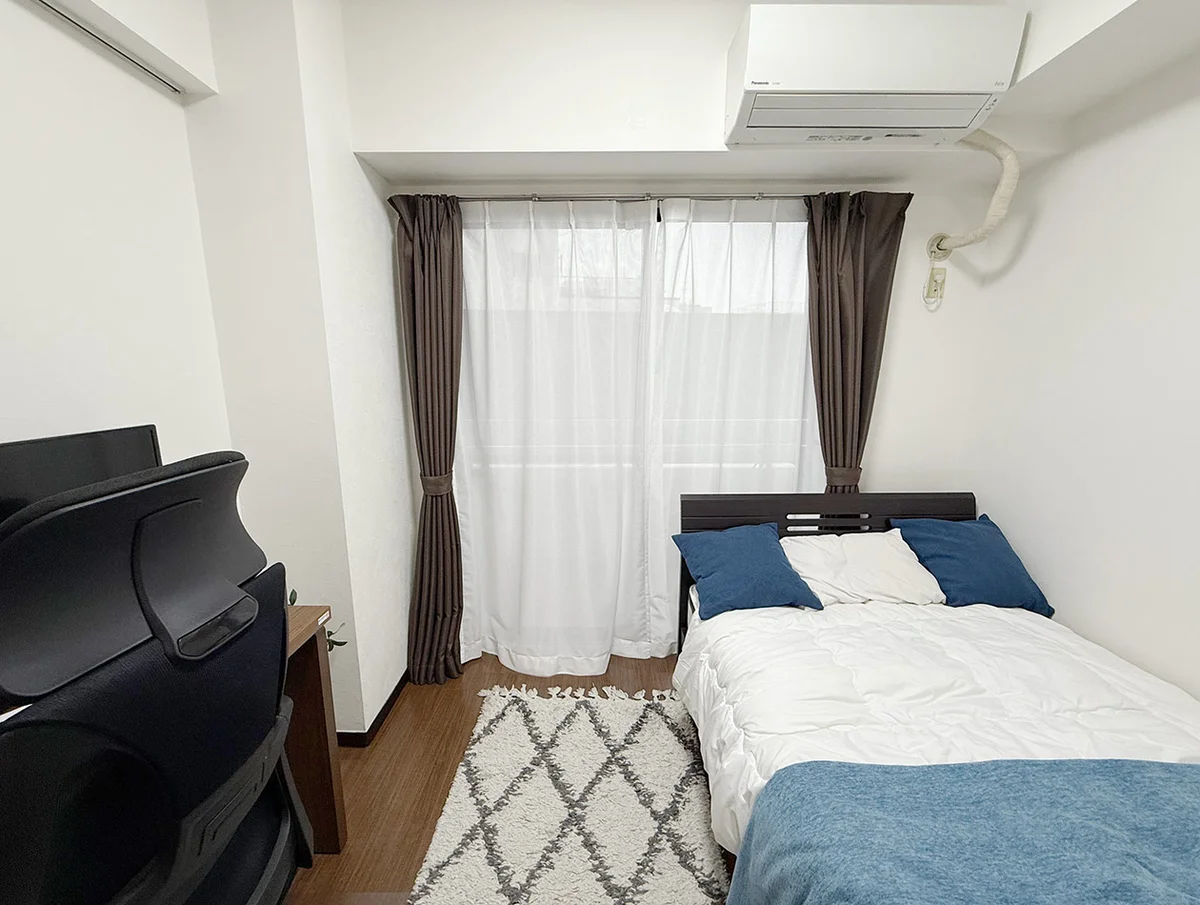 写真はお部屋のイメージです。ラグなどの室内装飾はございません。