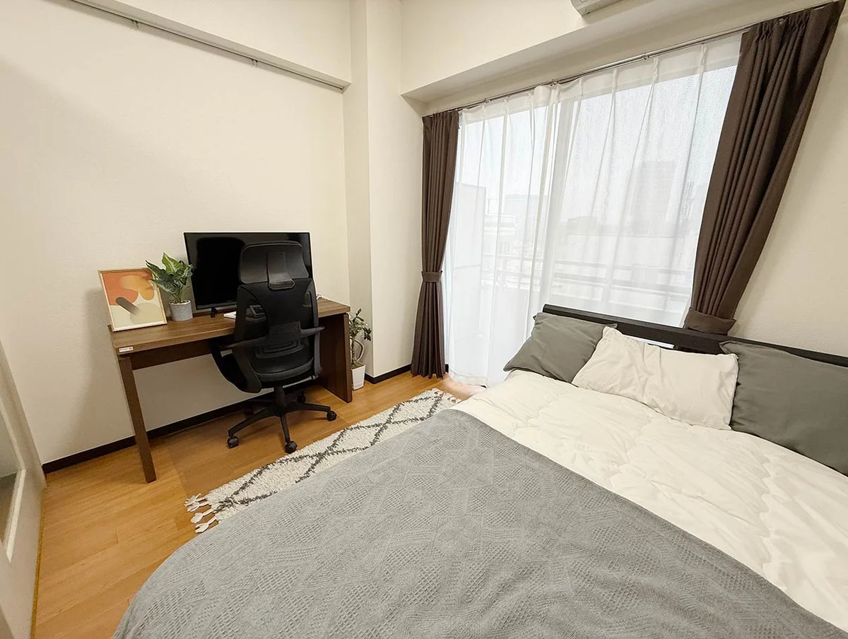 写真はお部屋のイメージです。ラグなどの室内装飾はございません。