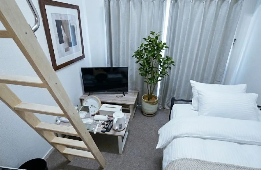 ロフト付 駅から徒歩圏内でコンビニや飲食店も近く便利な物件! テレビを見ながらお仕事終わりにゆったりくつろいでいただけます。