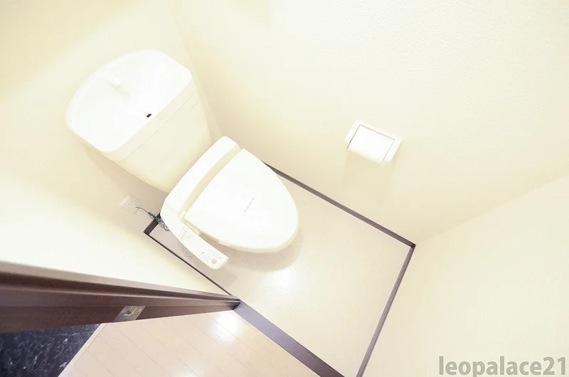 清潔感のあるトイレ　もちろん温水洗浄便座完備