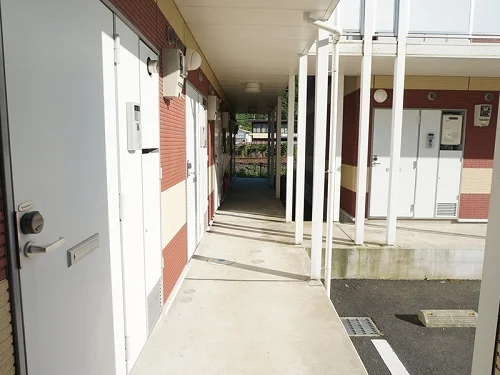 ベッド下に収納スペースあり！荷物が多くても十分に収まります