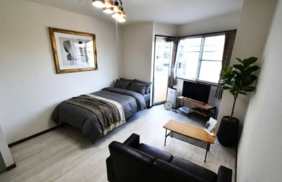 ソファ付きで明るいホワイトベース系のお部屋! テレビを見ながらゆっくりとお部屋でくつろいでいただけます♪