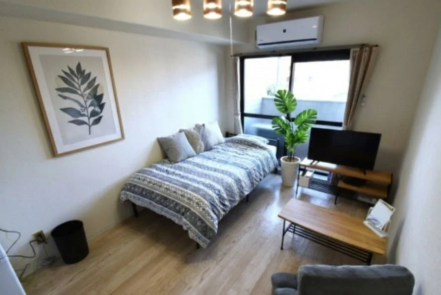 単身部屋で家具家電が十二分にそろっているお部屋！　座椅子付きでテレビを見ながらゆっくりくつろいでいただけます。※植木と額は写真用です。