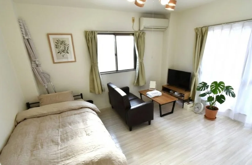 角部屋で　大きな窓があり　お部屋広々！　柔らかな色調で明るいルームスペースが特徴的で　リラックスできる空間です♪※植木と額は写真用です。