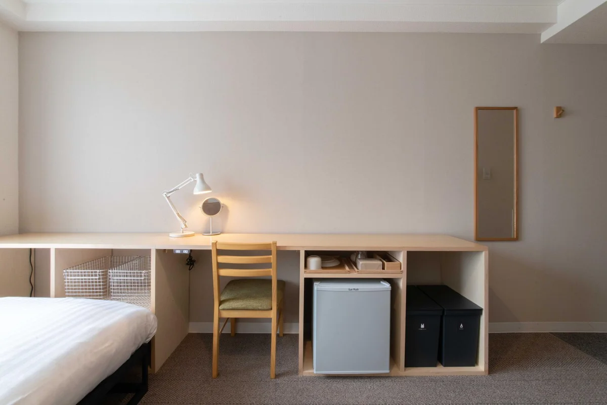 デスクは収納を兼ねていて、モニター置いたりなど広々と使えます！