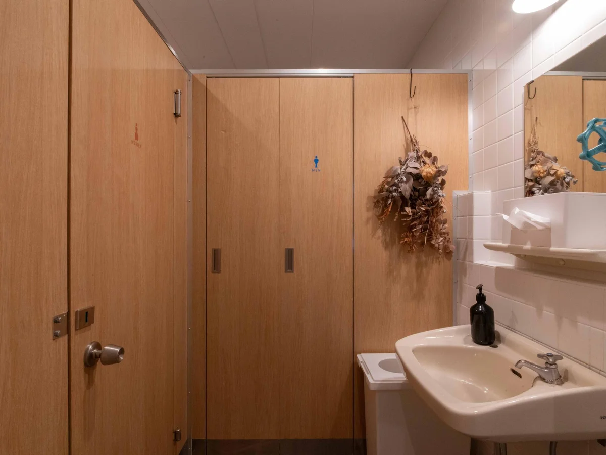 1階のお手洗い。男女で スペースを区切っています。