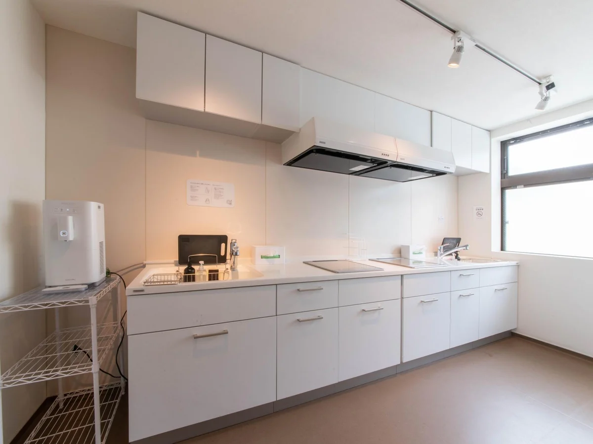 ラウンジの隣にはシェアキッチンが！広々システムキッチンが2台並びます。