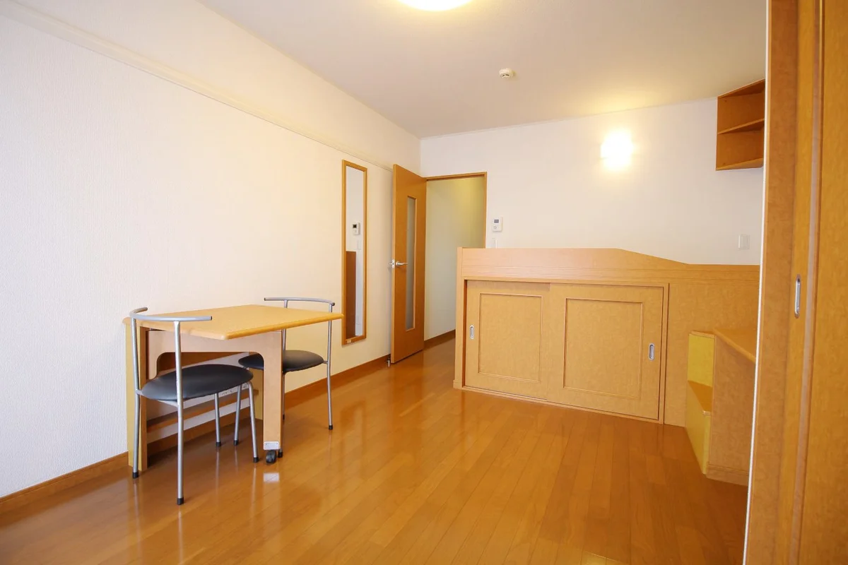 ベッド、テーブル、椅子などの家具を完備♪