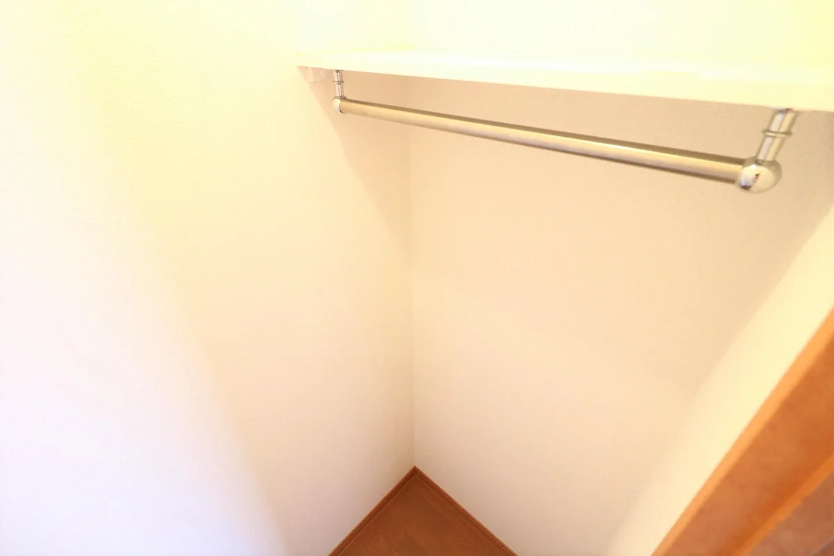 ハンガーパイプ付きでスッキリ収納