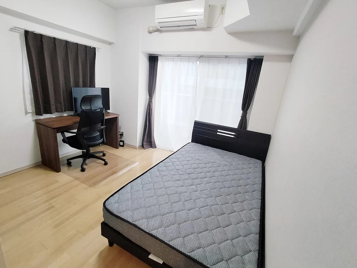 写真はお部屋のイメージです。ラグなどの室内装飾はございません。