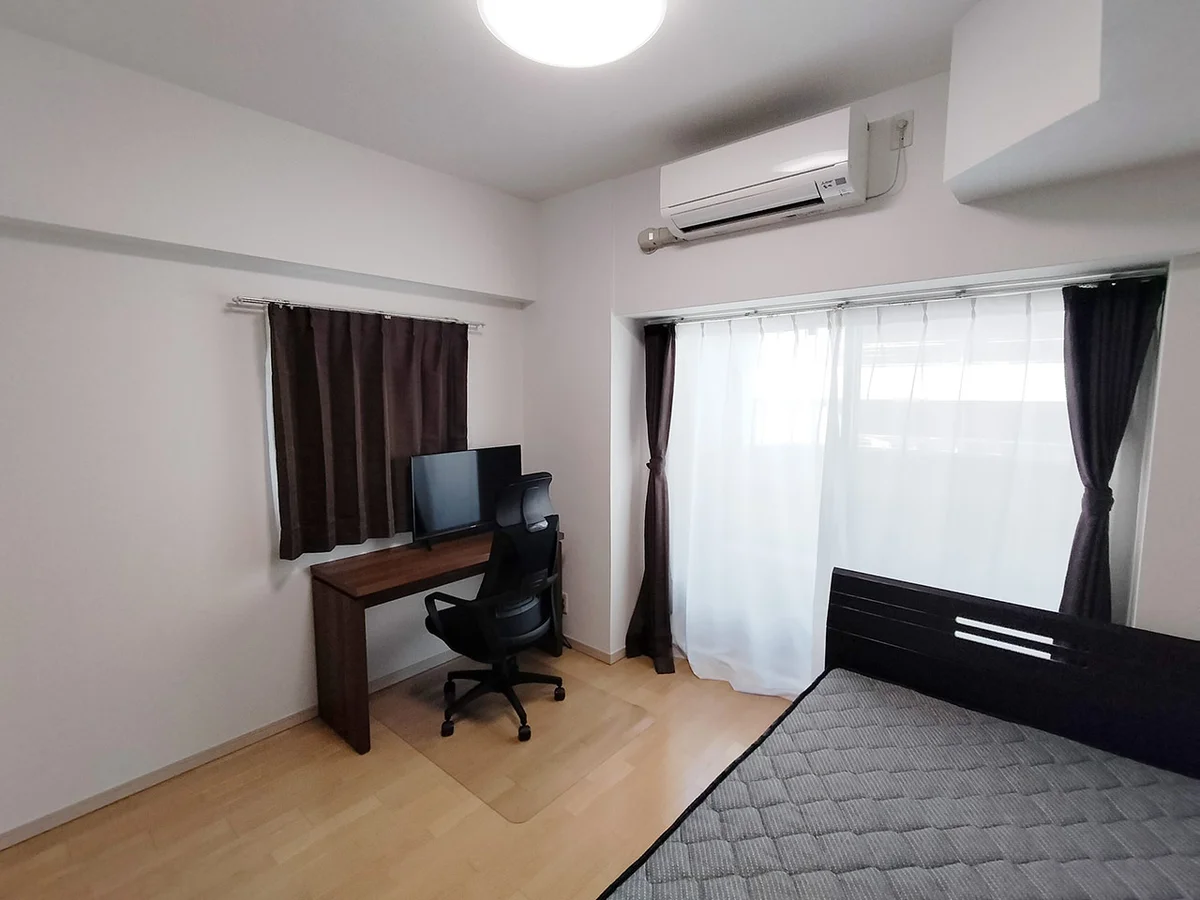 写真はお部屋のイメージです。ラグなどの室内装飾はございません。