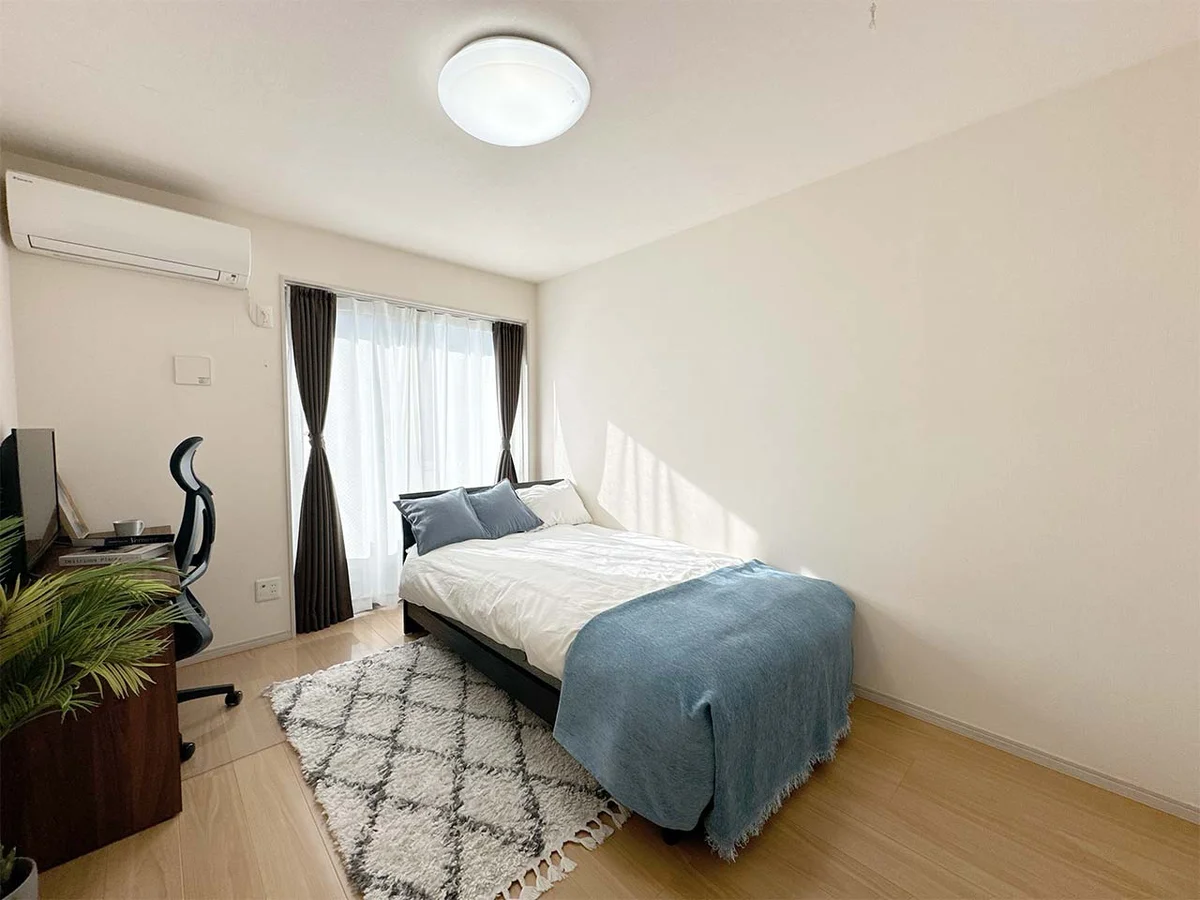 写真はお部屋のイメージです。ラグなどの室内装飾はございません。