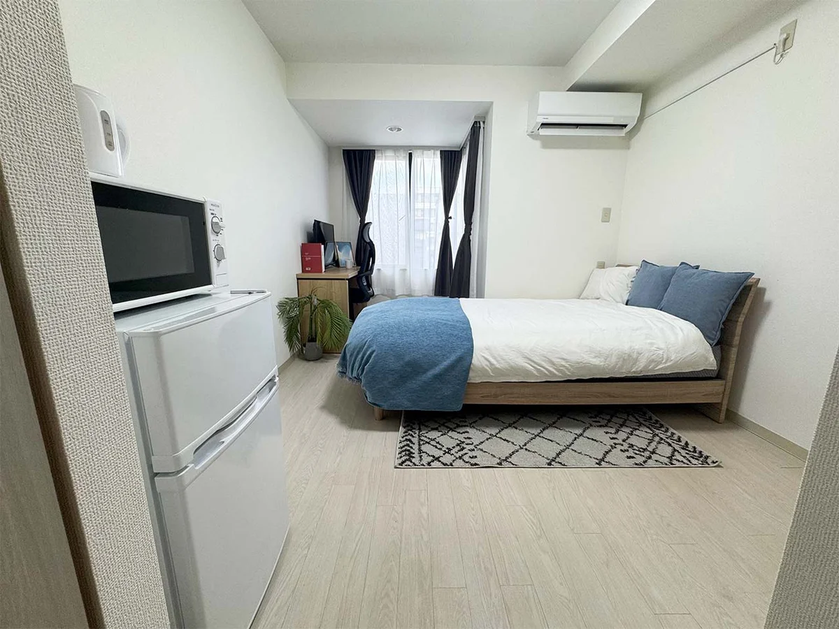 写真はお部屋のイメージです。ラグなどの室内装飾はございません。