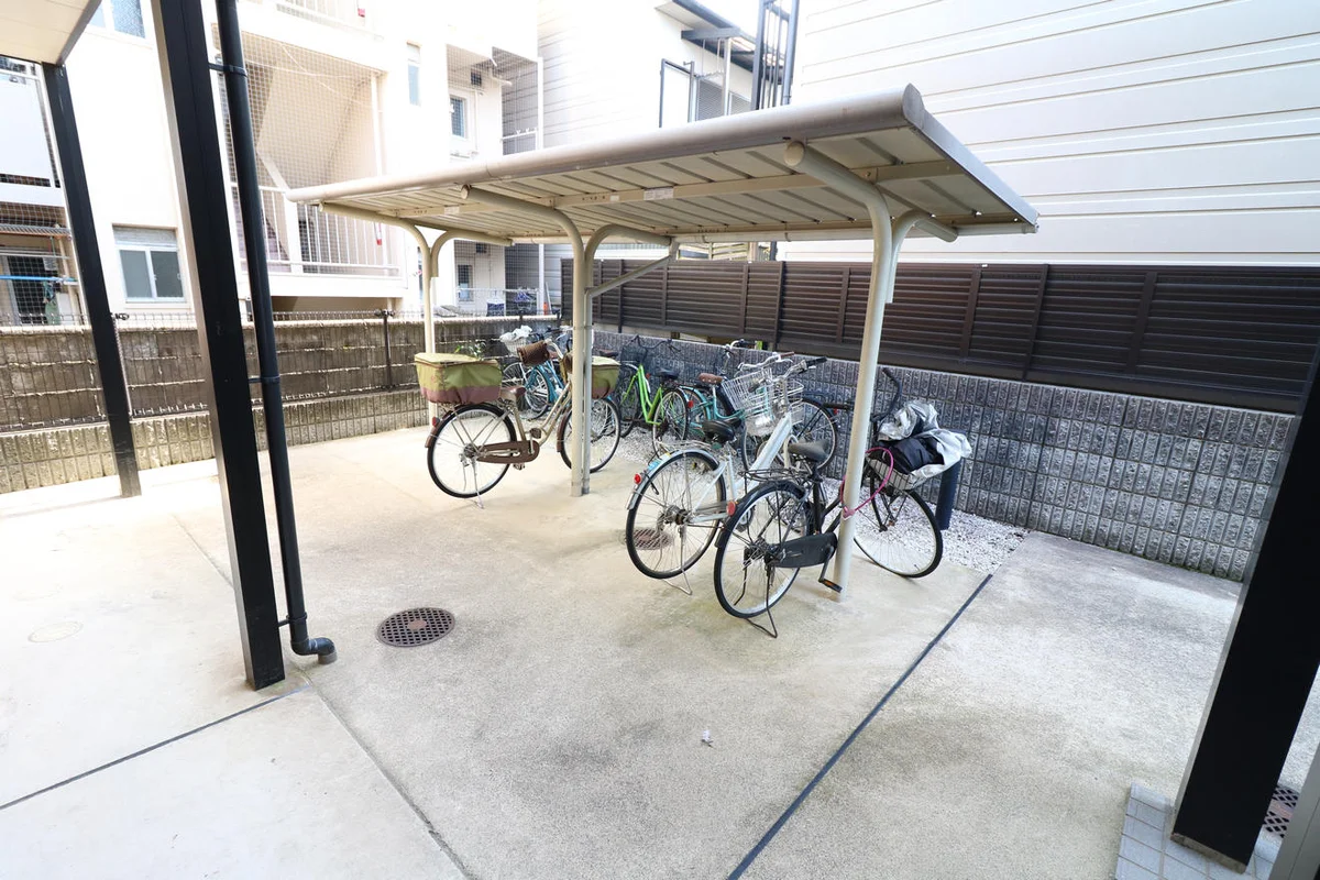 屋根付き駐輪場を完備