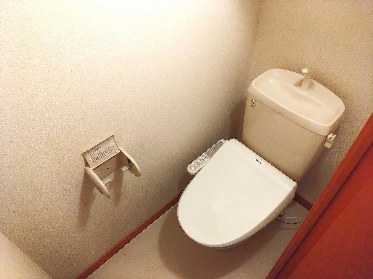 温水便座付きで快適生活    風呂・トイレ別