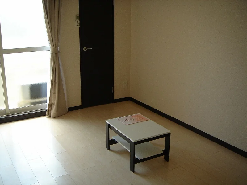 シンプルな作りの室内。自分好みに家具の配置も可能です。