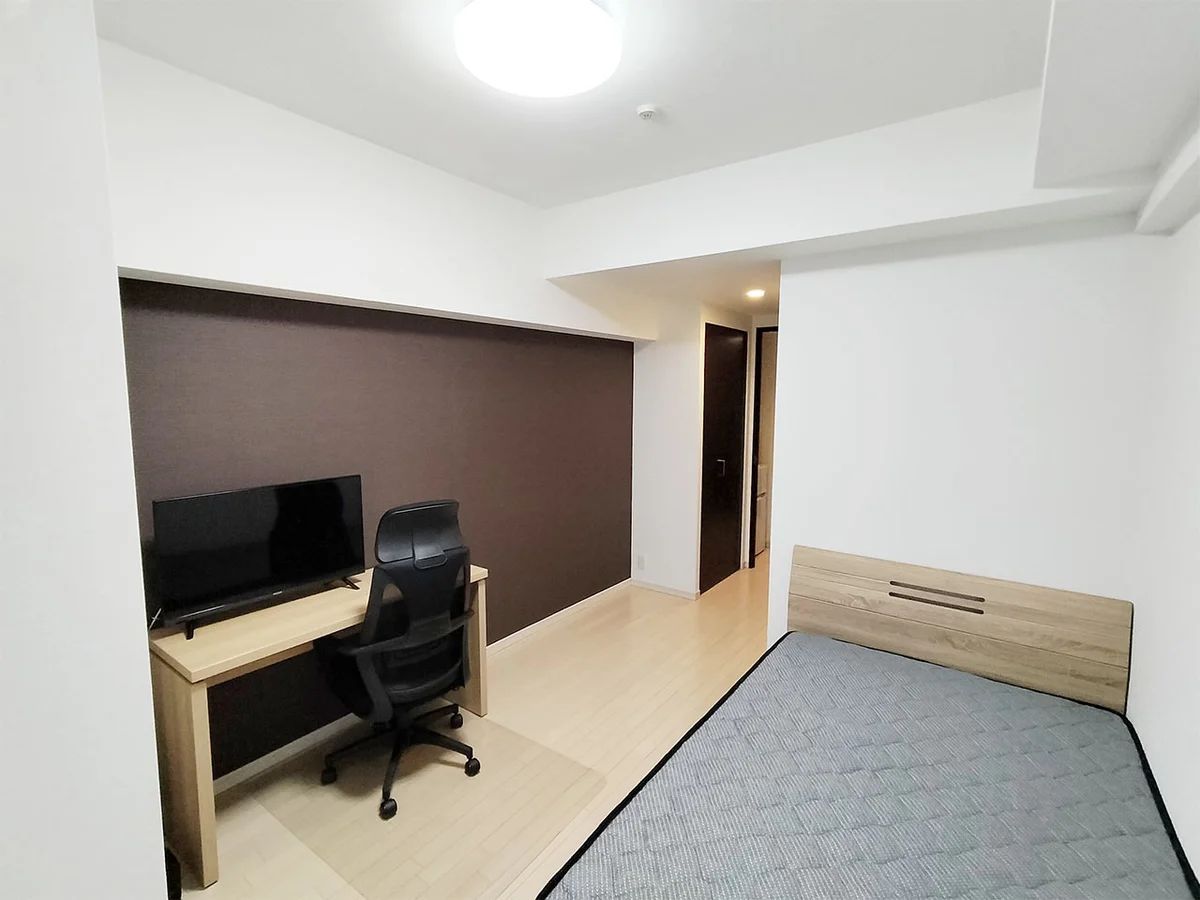 写真はお部屋のイメージです。ラグなどの室内装飾はございません。