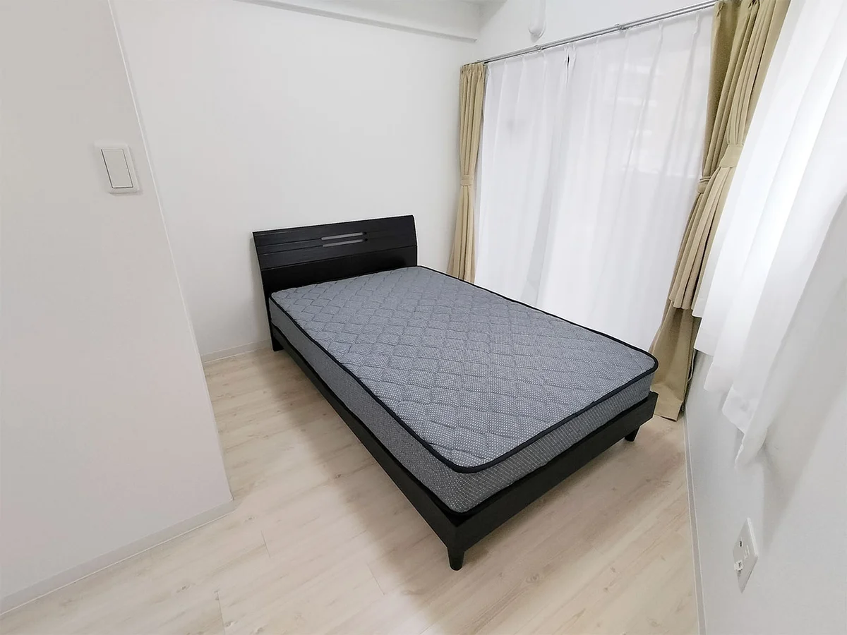 写真はお部屋のイメージです。ラグなどの室内装飾はございません。