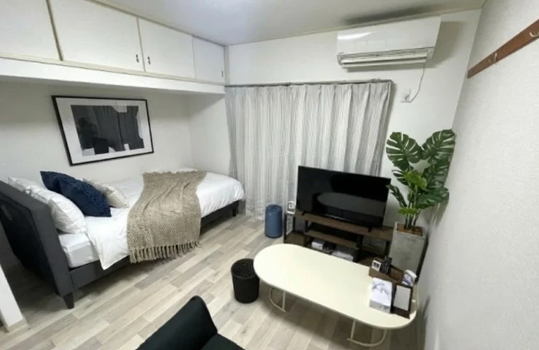 【室内画像】「鞄1つで来ても生活できる」がモットーの滋賀大津駅前(日本赤十字社 大津赤十字病院前)ウィークリーマンションです。長期割引可能な滋賀大津駅前(日本赤十字社 大津赤十字病院前)マンスリーマンションプランもあります♪※植木と額とクッションなどの装飾は写真用です。