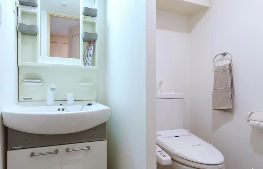 嬉しい独立洗面台付！　朝支度やお風呂上りに便利な設備！ゆったりお使いいただけます！