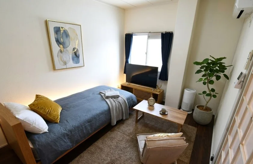 角部屋で　家具家電付　即日入居可能な大阪マンスリー！短期から長期の滞在まで幅広く　快適に滞在いただけます。※植木と額とクッションなどは写真用です。