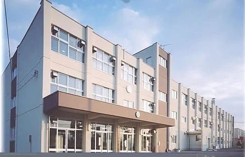 西岡南小学校まで740m