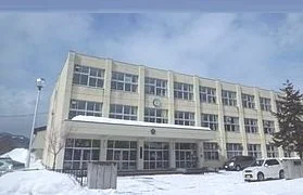 西岡中学校まで540m