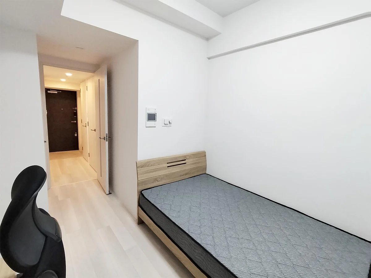 写真はお部屋のイメージです。ラグなどの室内装飾はございません。