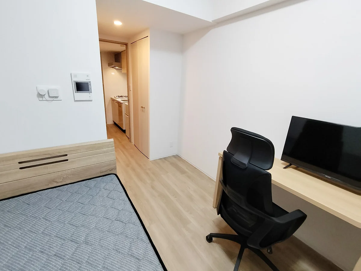 写真はお部屋のイメージです。ラグなどの室内装飾はございません。