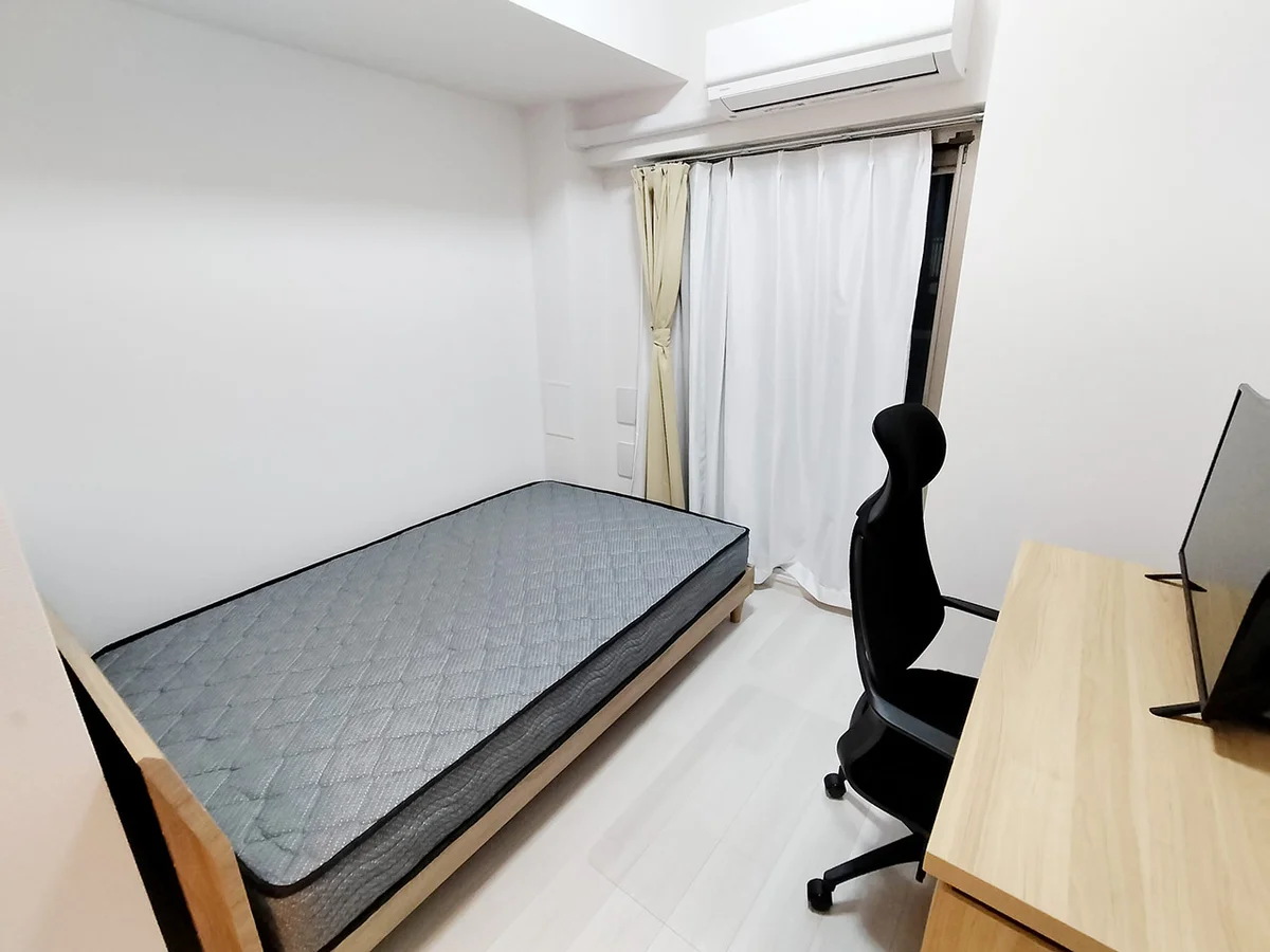 写真はお部屋のイメージです。ラグなどの室内装飾はございません。