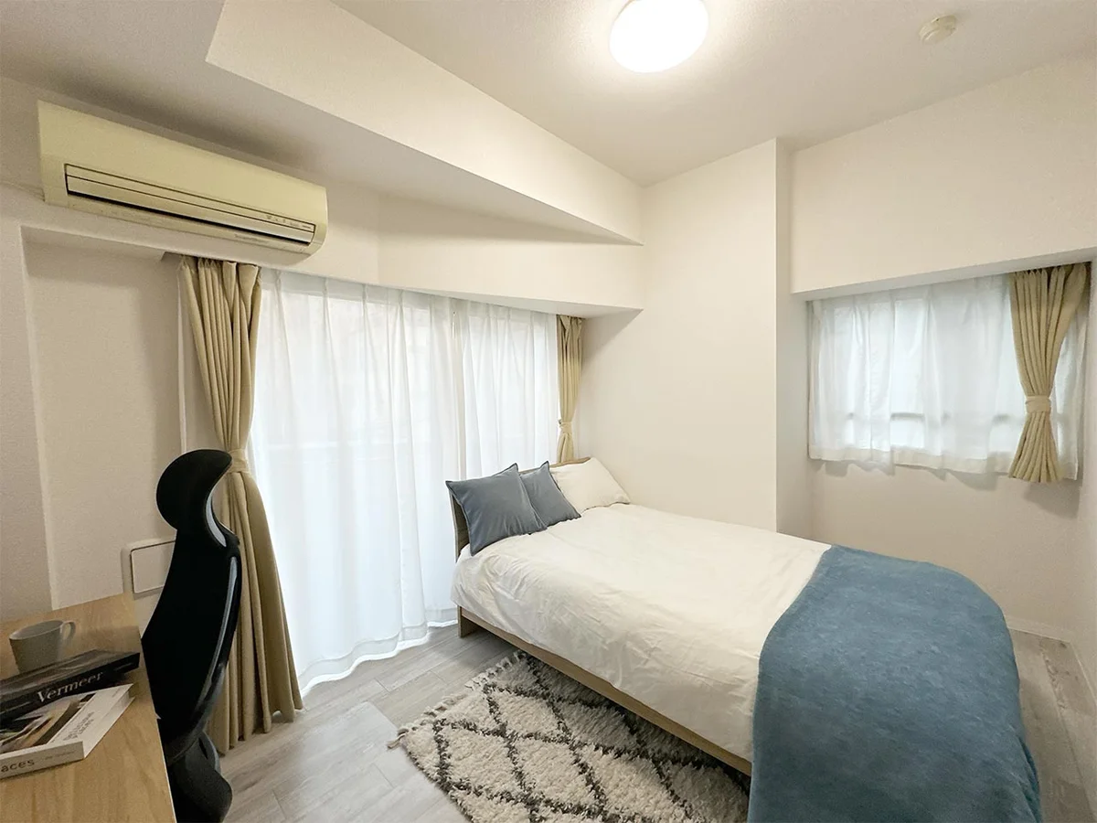 写真はお部屋のイメージです。ラグなどの室内装飾はございません。