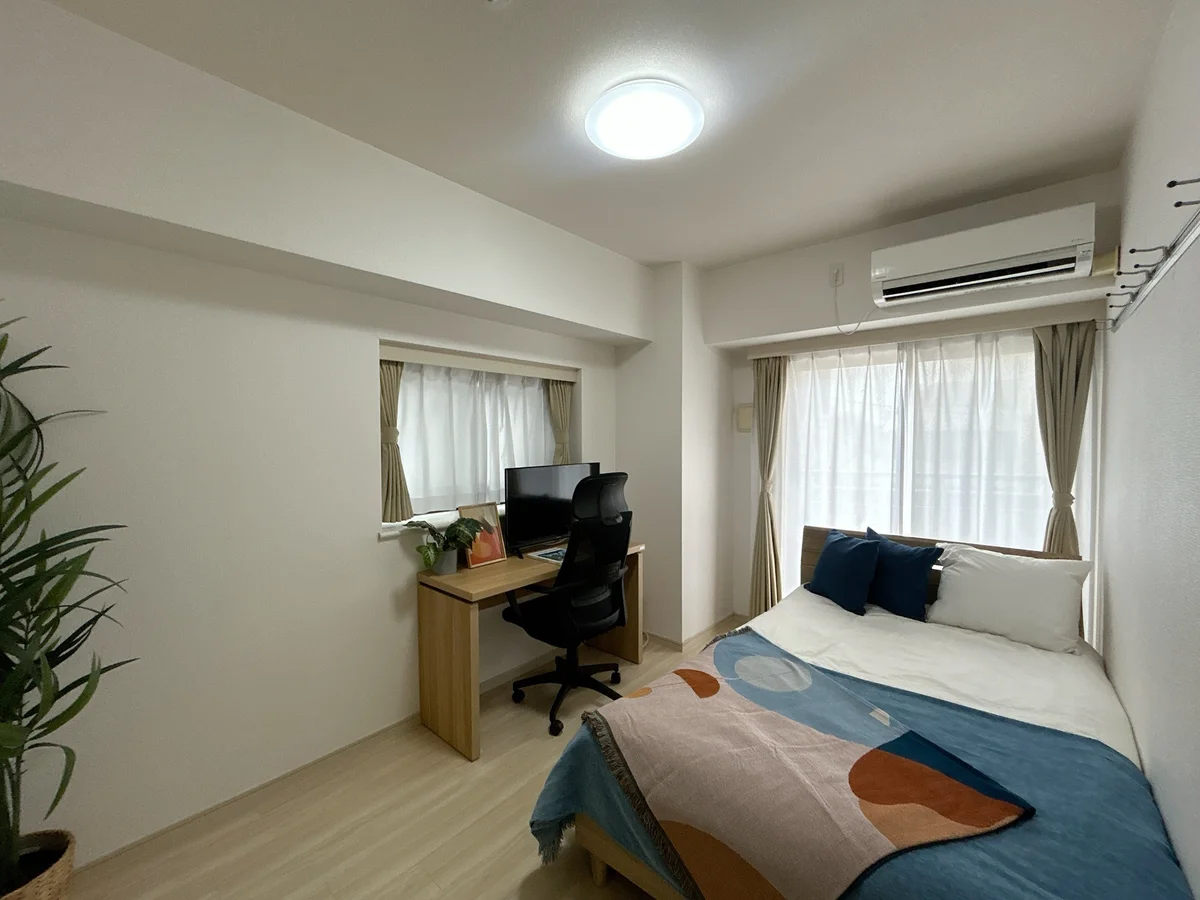 写真はお部屋のイメージです。ラグなどの室内装飾はございません。