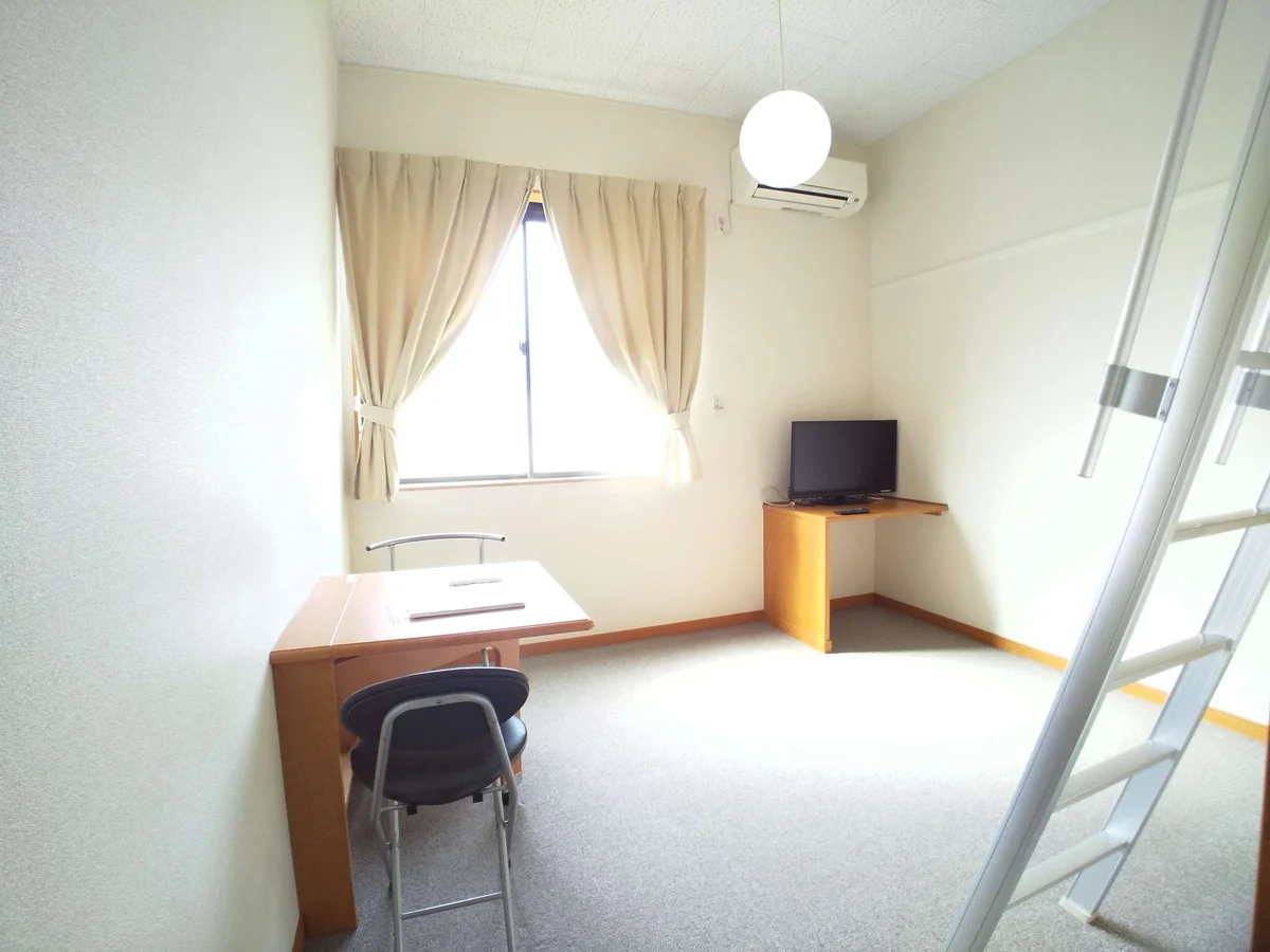 ワイドな窓にて明るいお部屋